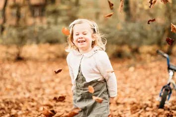 Kind lachend im Wald